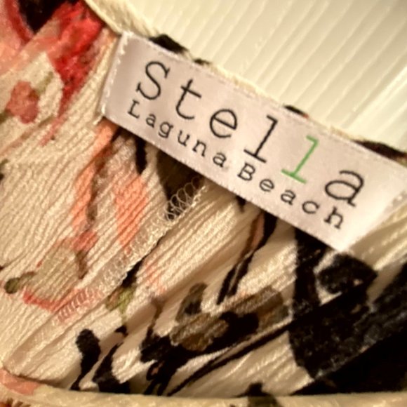 Floral Pleated Short Mini Dress or Tunic with Flowy Sleeves and Cut-out Shoulder - Picture 3 of 4